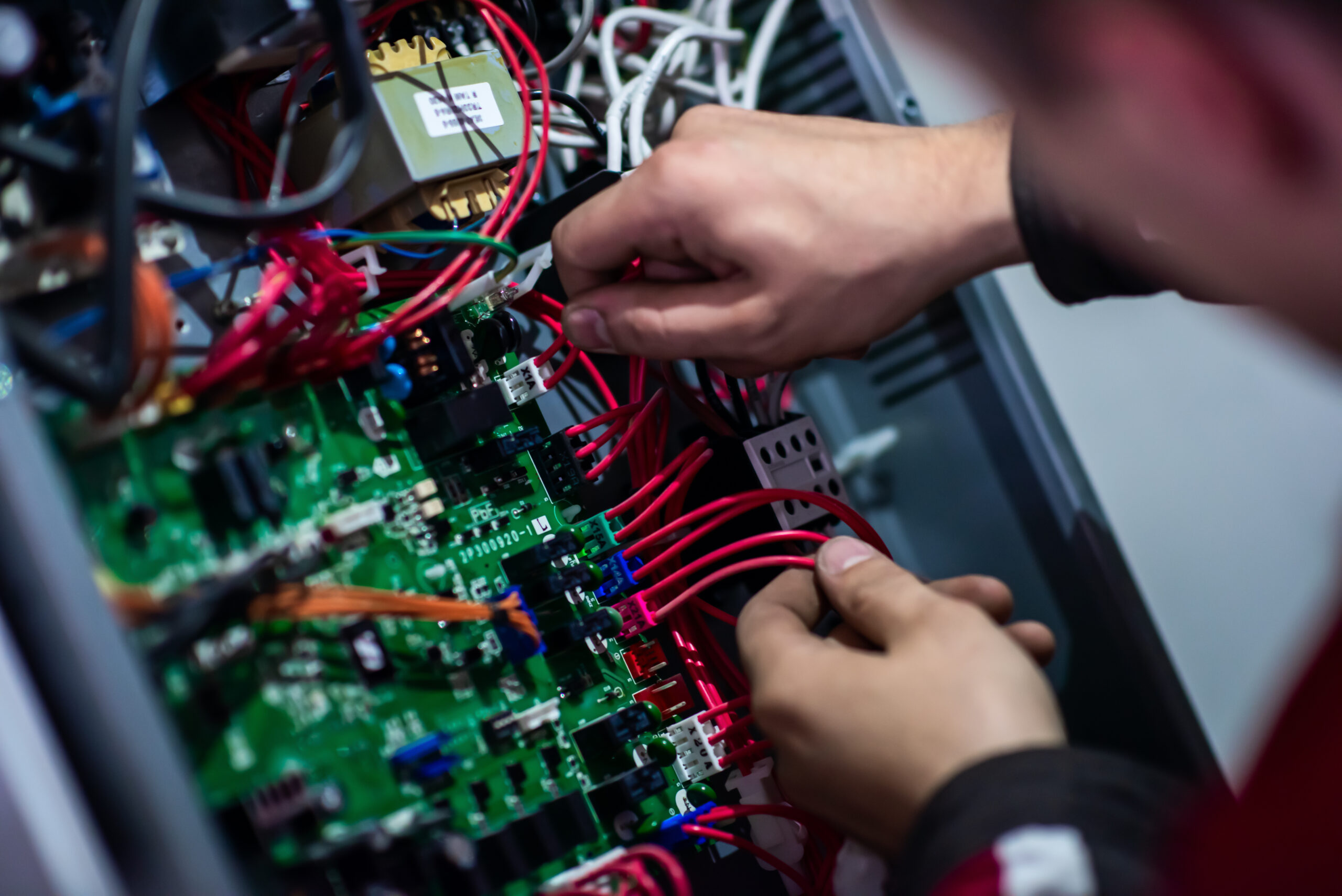 Técnico especializado instalando e mantendo infraestrutura audiovisual