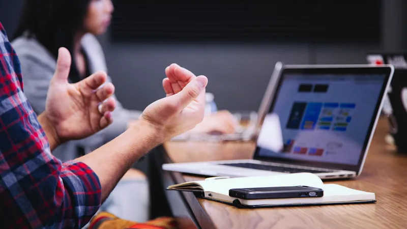 Treinamento de equipe em sala de reunião com recursos AV