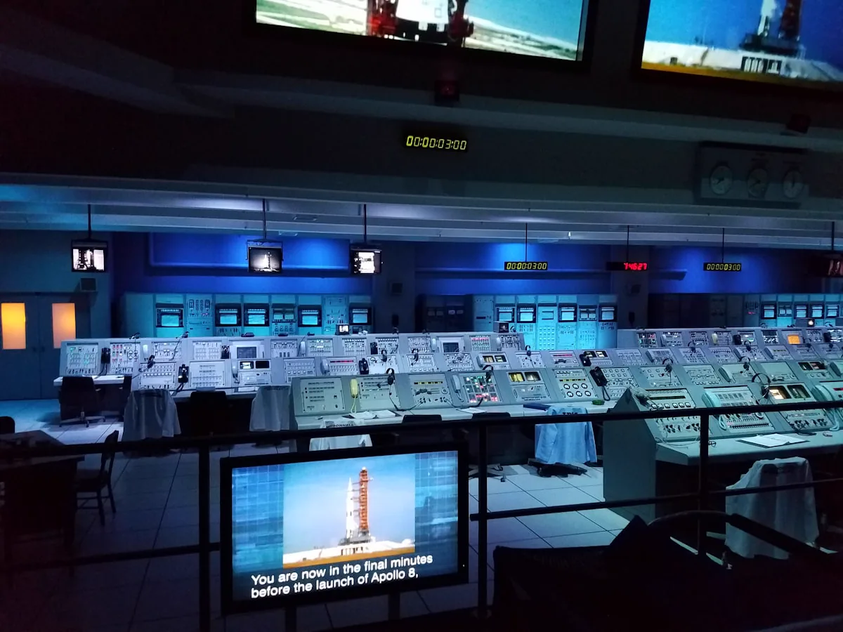 Sala de operações com múltiplos monitores e sistema de automação AV