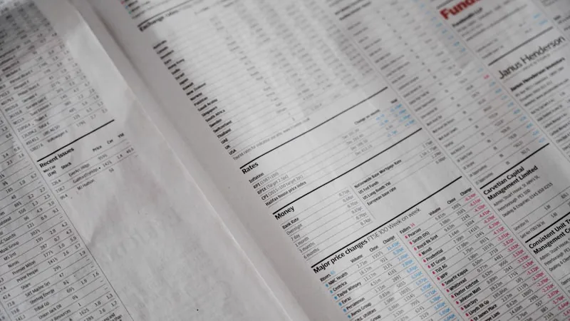 Planilha impressa com colunas de números e valores em close