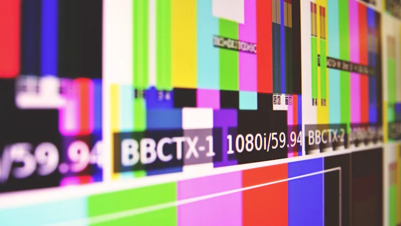 Barras de cor SMPTE exibidas em tela para referência de imagem