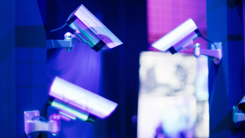 Seis cameras de seguranca tipo bullet instaladas em suporte