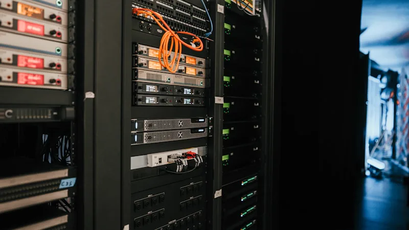 Rack de servidores instalado em sala técnica com equipamentos empilhados