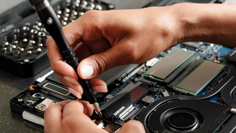 Tecnico trabalhando em equipamento eletronico sobre bancada