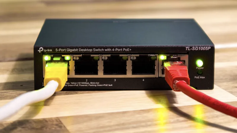 Switch de rede com cabos ethernet conectados nas portas