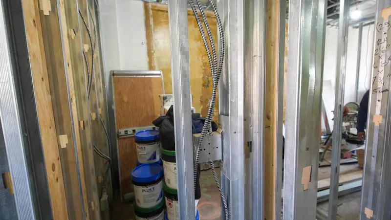 Obra com montantes metálicos de drywall e paredes em construção