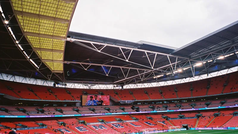 Estádio vazio com grande tela LED instalada acima das arquibancadas