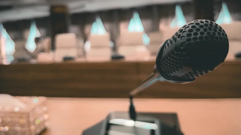 Microfone posicionado sobre mesa de reunião