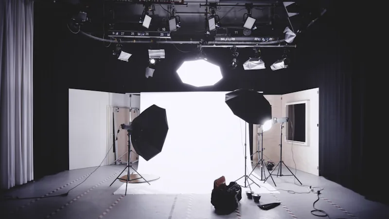 Estudio montado com camera profissional e equipamentos de producao