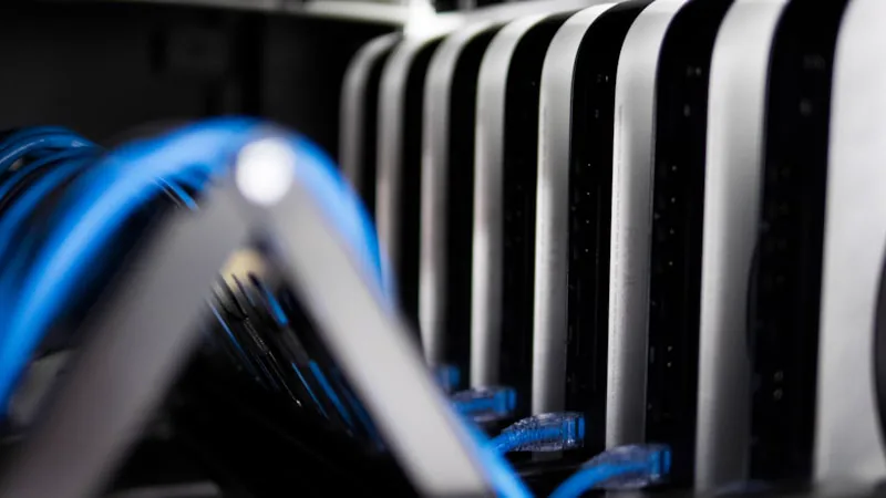Feixe de cabos organizados dentro de rack tecnico