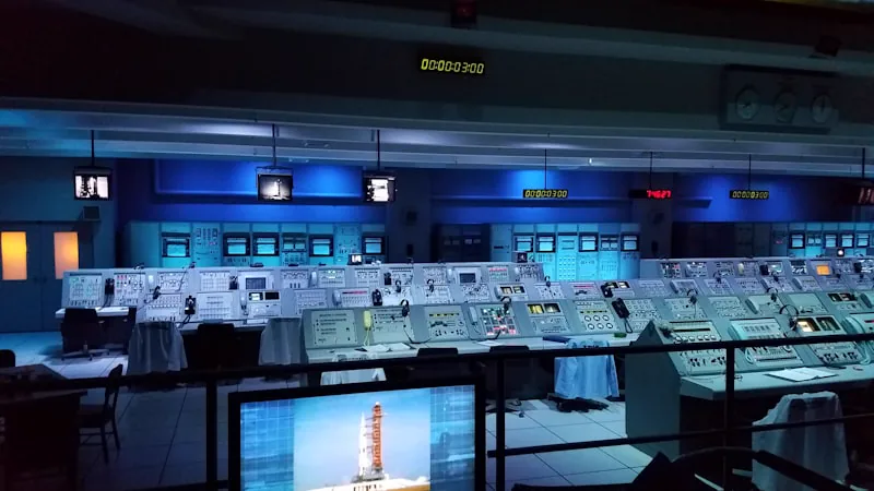 Sala com varias telas e monitores exibindo conteudos simultaneos