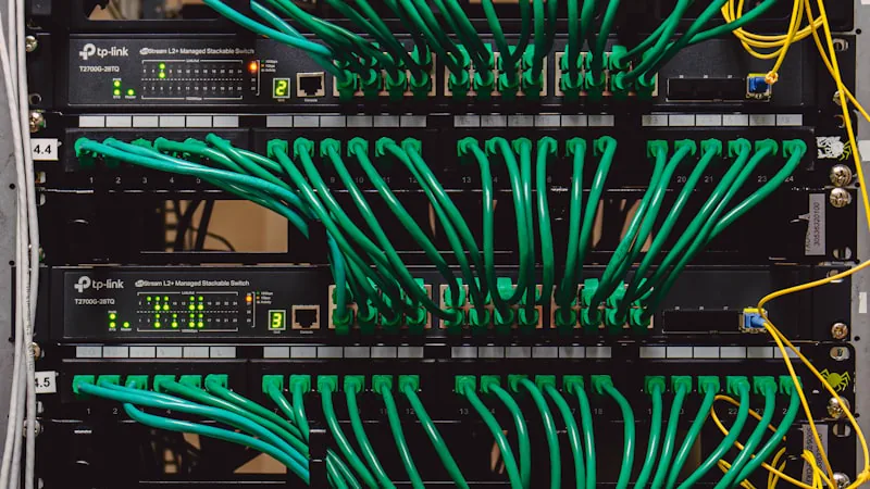 Rack de telecomunicacoes com muitos cabos de rede conectados