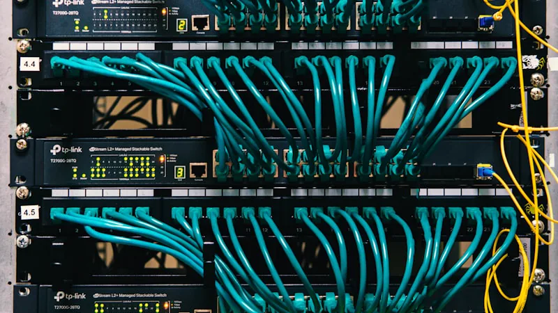 Rack de servidores com múltiplos cabos conectados às portas dos equipamentos