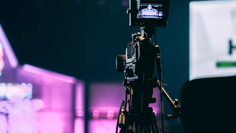 Camera em tripe e notebook ligado em montagem de transmissao